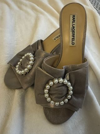 Sandalias Karl Lagerfeld doradas y plateadas
