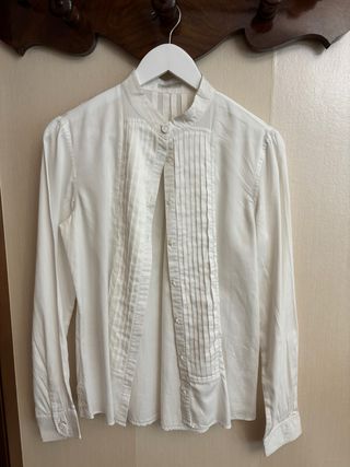 Blusa blanca con cuello mao y botones
