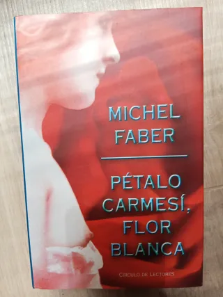 PÉTALO CARMESÍ, FLOR BLANCA