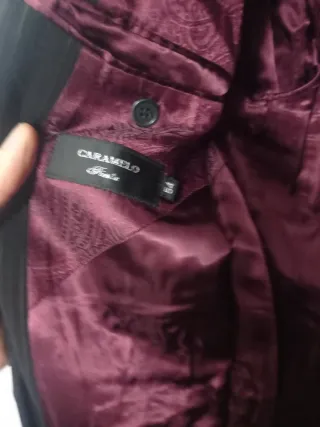 Traje de hombre negro con rayas púrpuras