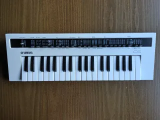 Yamaha Reface CS Sintetizador