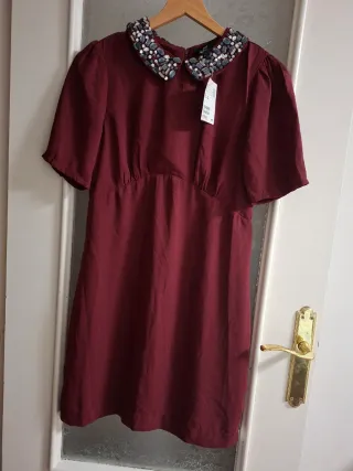 Vestido nuevo con cuello joya