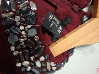 Vestido nuevo con cuello joya