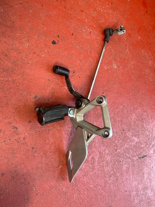 estribera izquierda cambio Honda CBR125R 2013