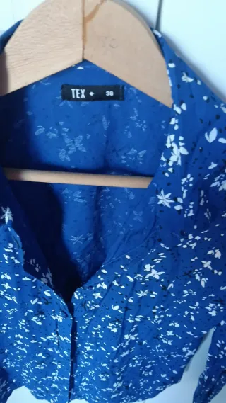 Blusa TEX floral azul y blanco talla M