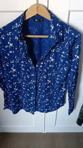 Blusa TEX floral azul y blanco talla M