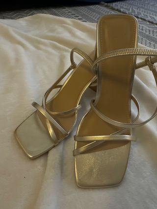 Sandalias doradas tacón fino