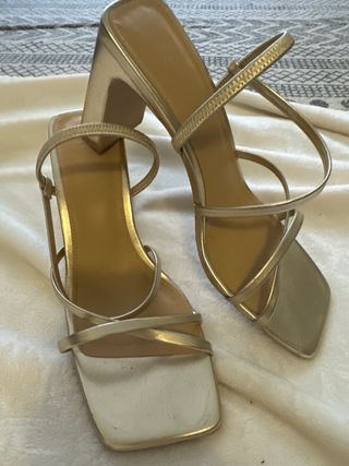 Sandalias doradas tacón fino
