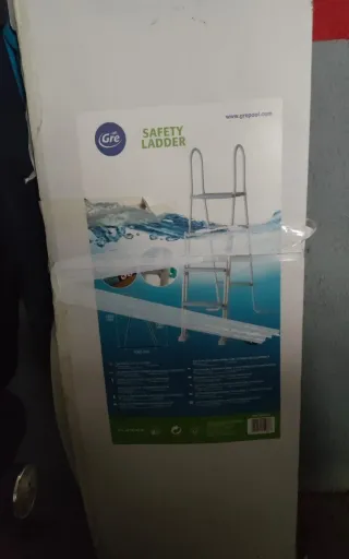 Escalera seguridad piscina Gre