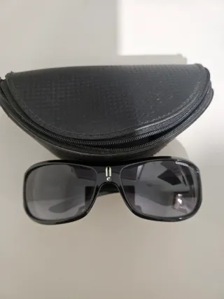 Gafas de sol Carrera negras.