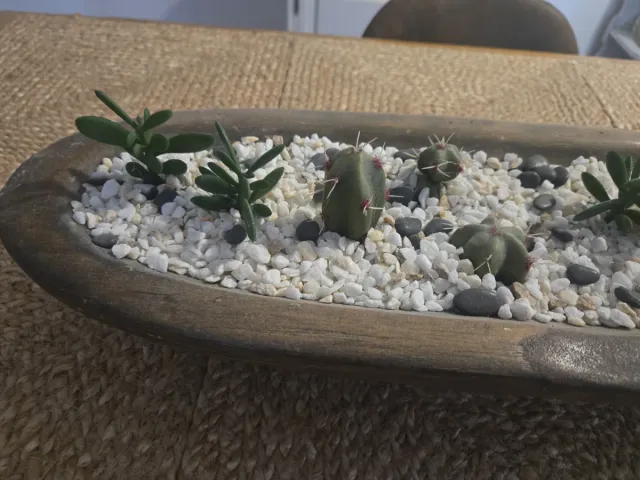 Figura decorativa de piedra y madera