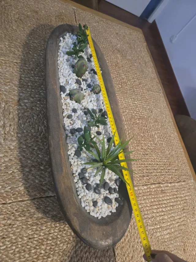 Figura decorativa de piedra y madera