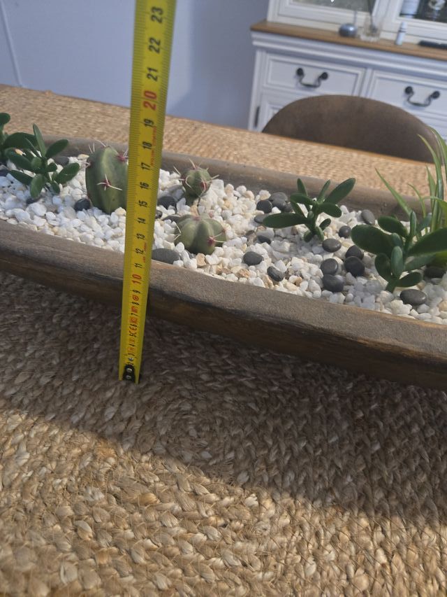 Figura decorativa de piedra y madera