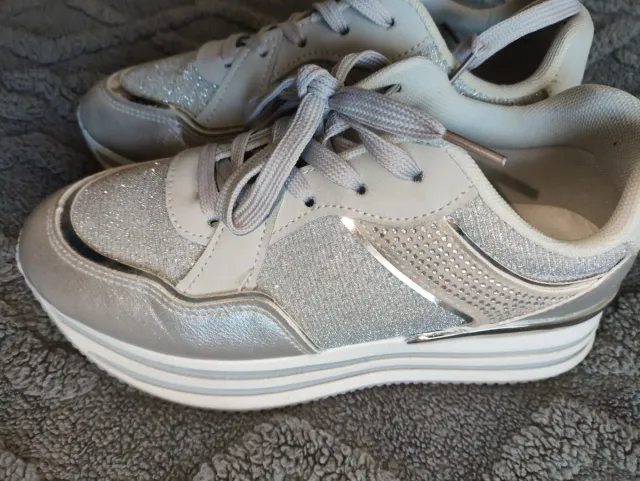 Zapatillas plateadas con brillos