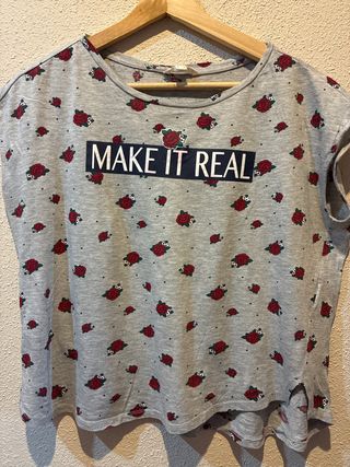 Camiseta gris con rosas y texto