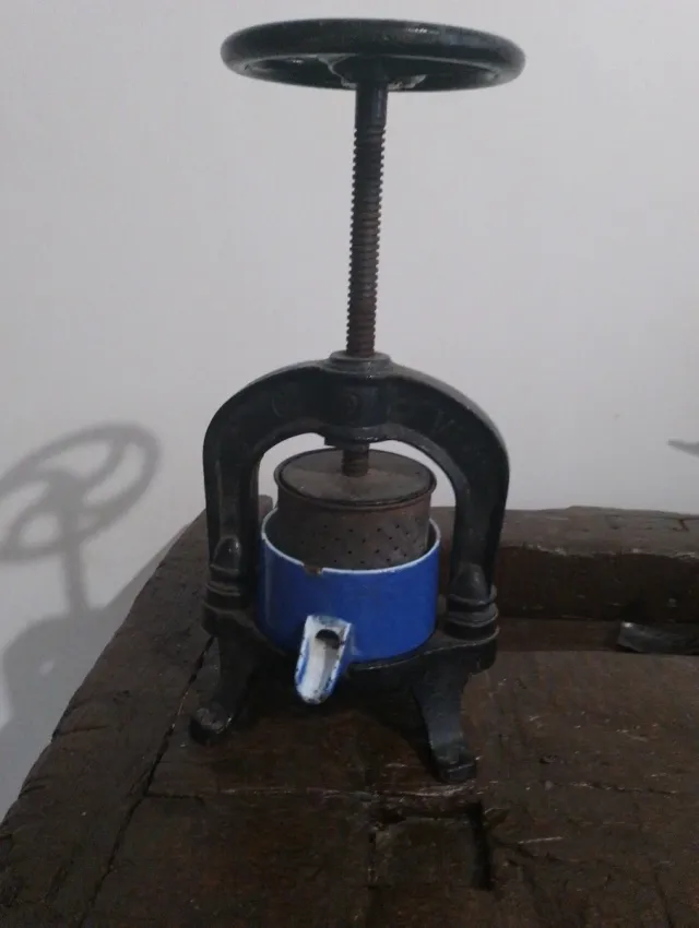 Spremiagrumi antico in ferro battuto