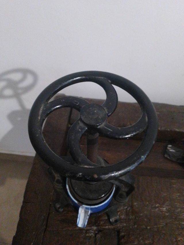 Spremiagrumi antico in ferro battuto