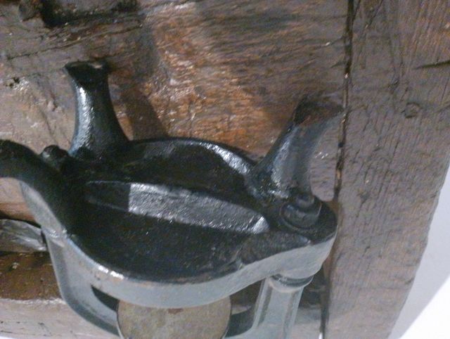 Spremiagrumi antico in ferro battuto