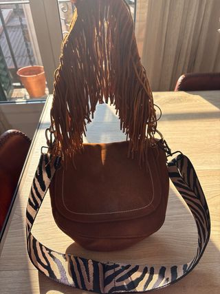 Bolso Zara efecto cuero y bandolera zebra 