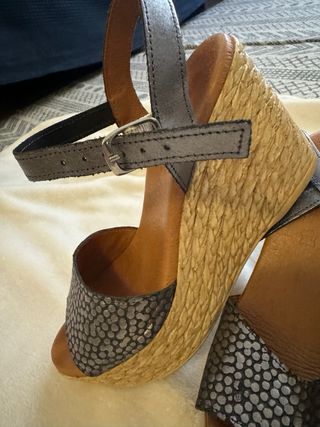 Sandalias cuña plateadas y marrones