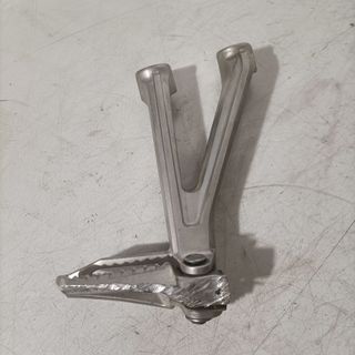 Estribera pasajero lado derecho Honda CBR 650 R 35