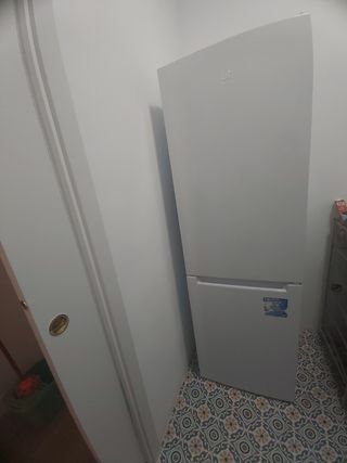 Nevera y congelador blanco Indesit 