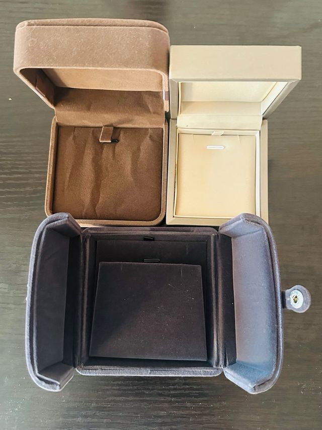 Cajas de terciopelo para joyas (marrón y morado)