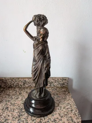 Figura de bronce mujer con cesta