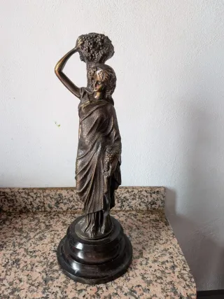 Figura de bronce mujer con cesta