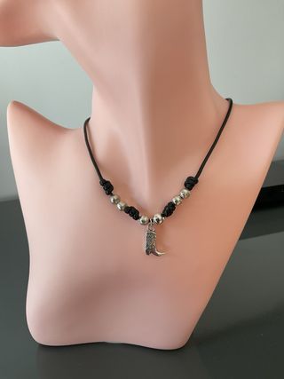 Collana choker con charm stivale