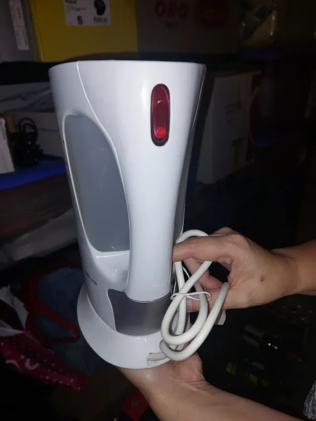 Calentador de agua blanco