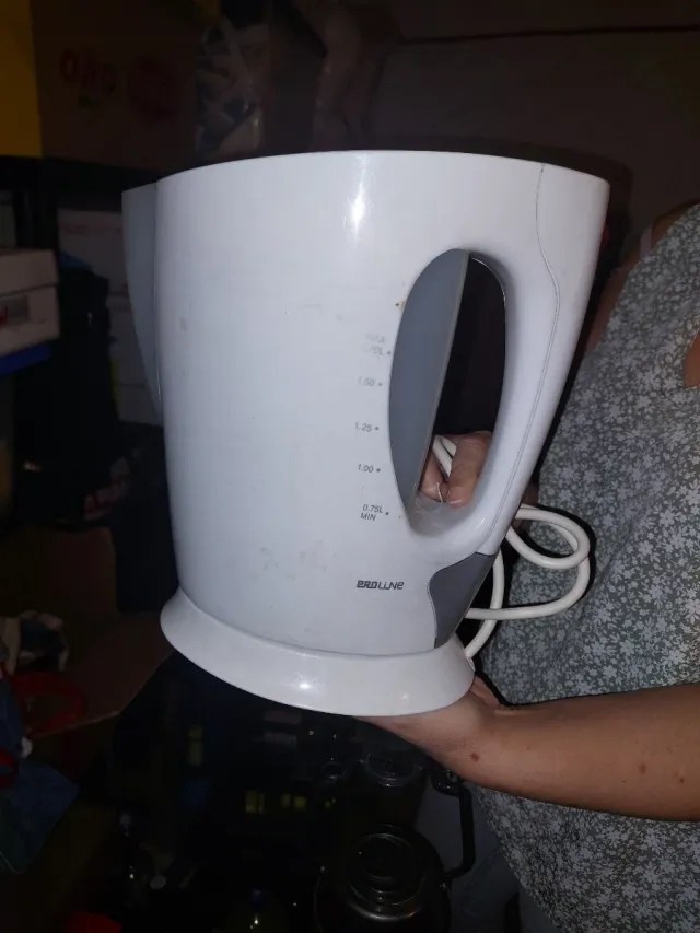 Calentador de agua blanco