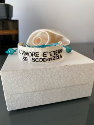 Bracciale con scritta L'amore è eterno