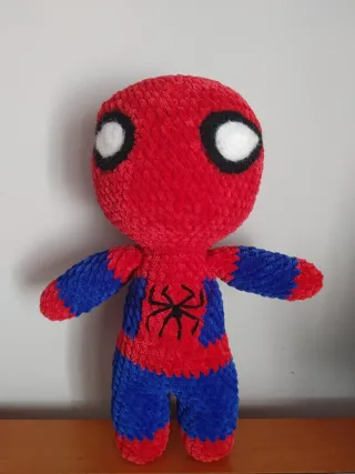 Muñeco Spiderman tejido a mano
