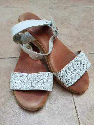 Sandalias de mujer blancas y marrones