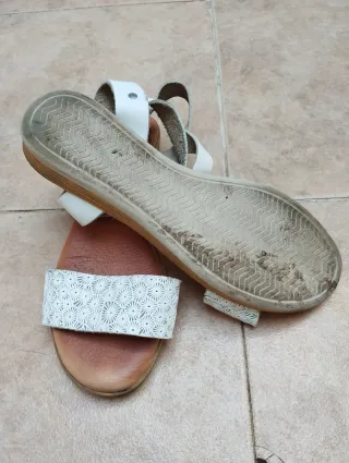 Sandalias de mujer blancas y marrones