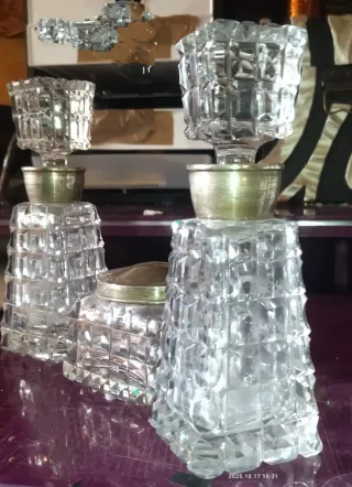 Bottiglie di liquore in vetro intagliato