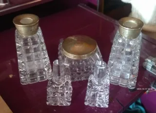 Bottiglie di liquore in vetro intagliato