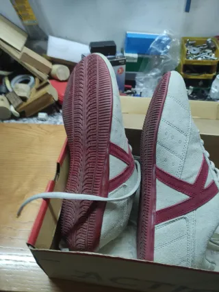 Zapatillas Kelme Beige y Rojo
