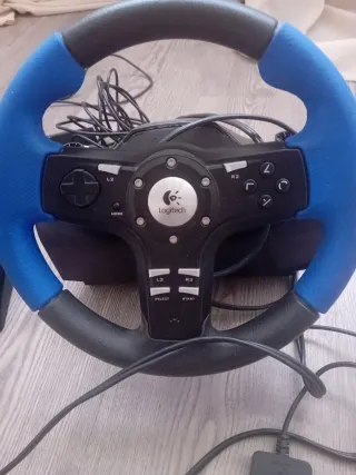 Volante y pedales Logitech PS3 y PC