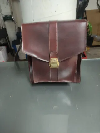 Bolso de piel marrón para hombre