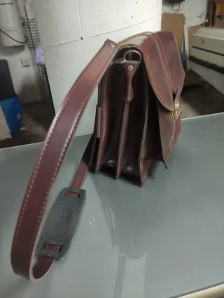 Bolso de piel marrón para hombre