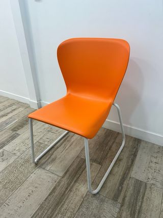 Sillas de oficina blancas y naranjas de plástico