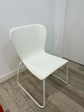 Sillas de oficina blancas y naranjas de plástico