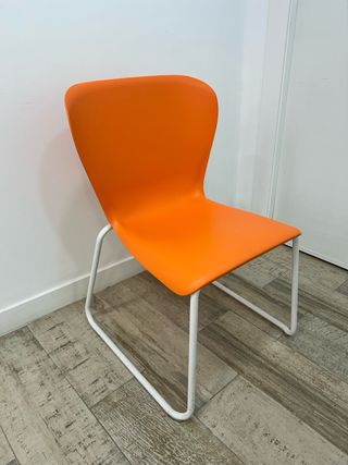 Sillas de oficina blancas y naranjas de plástico