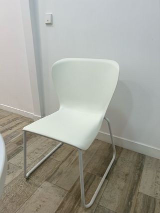 Sillas de oficina blancas y naranjas de plástico