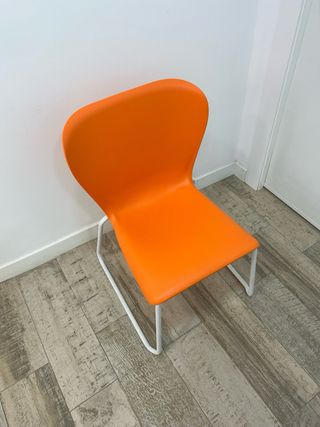Sillas de oficina blancas y naranjas de plástico