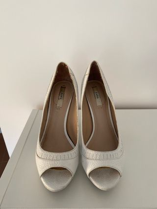 Zapatos de tacón Zara blancos peep toe 
