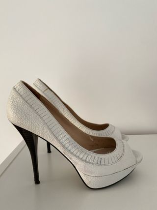 Zapatos de tacón Zara blancos peep toe 