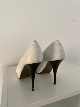 Zapatos de tacón Zara blancos peep toe 